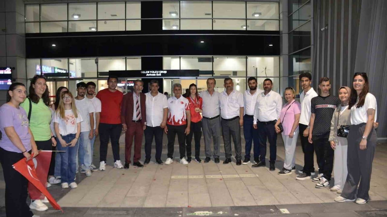 Berfin Polat dünya okul sporları muaythai şampiyonu olarak Kahramanmaraş'ta karşılandı