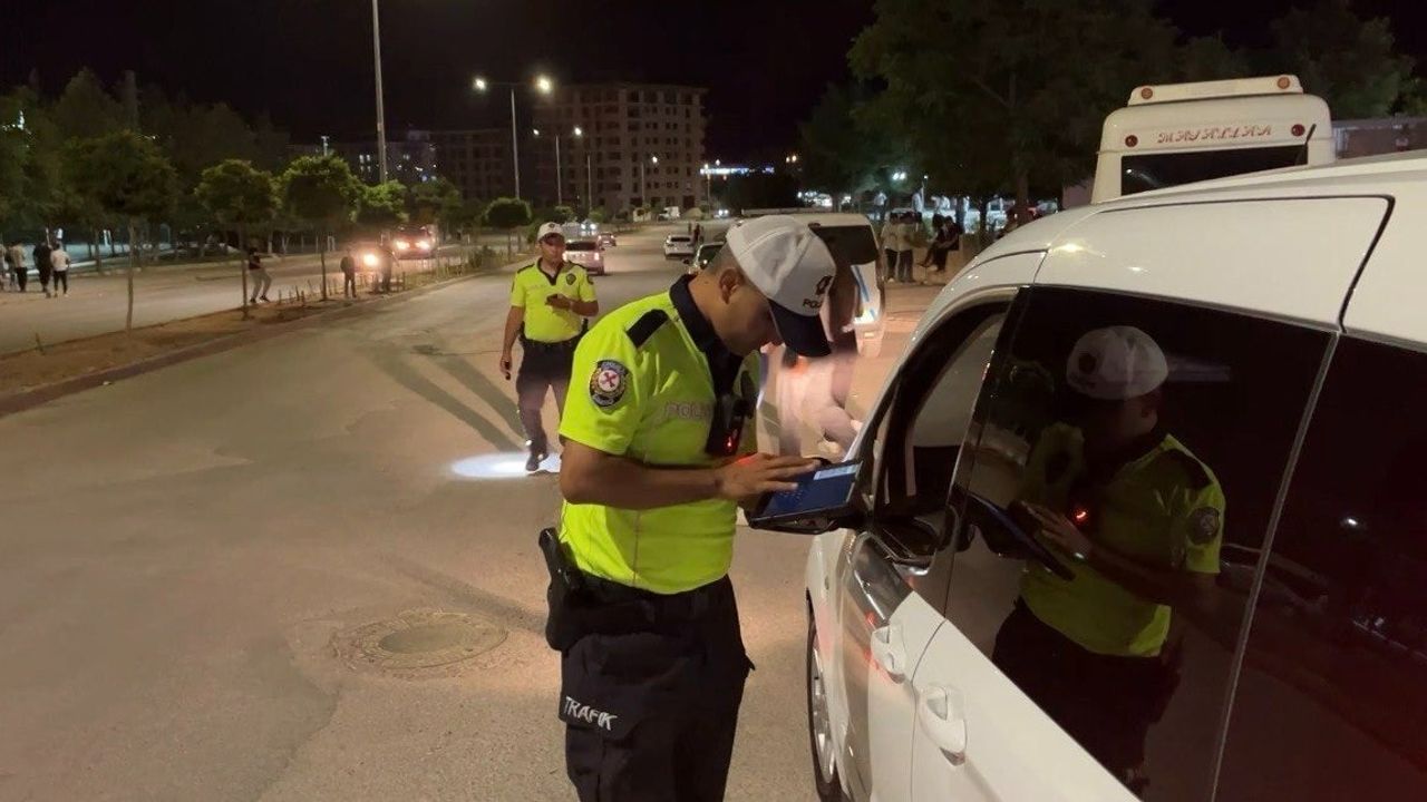 Besni'de asayiş ve trafik uygulamasında 2 araç trafikten men edildi