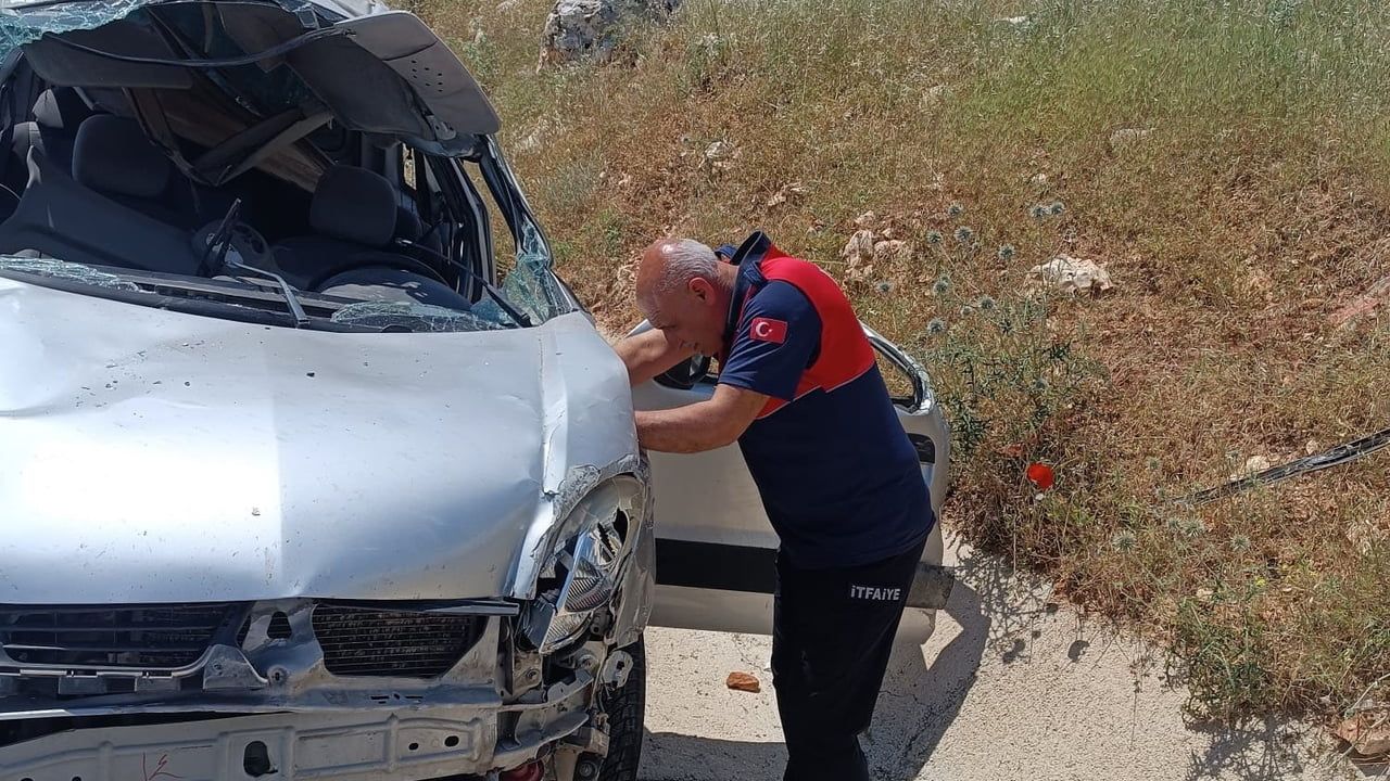 Besni'de hafif ticari araç takla attı: 1 ölü, 1 yaralı