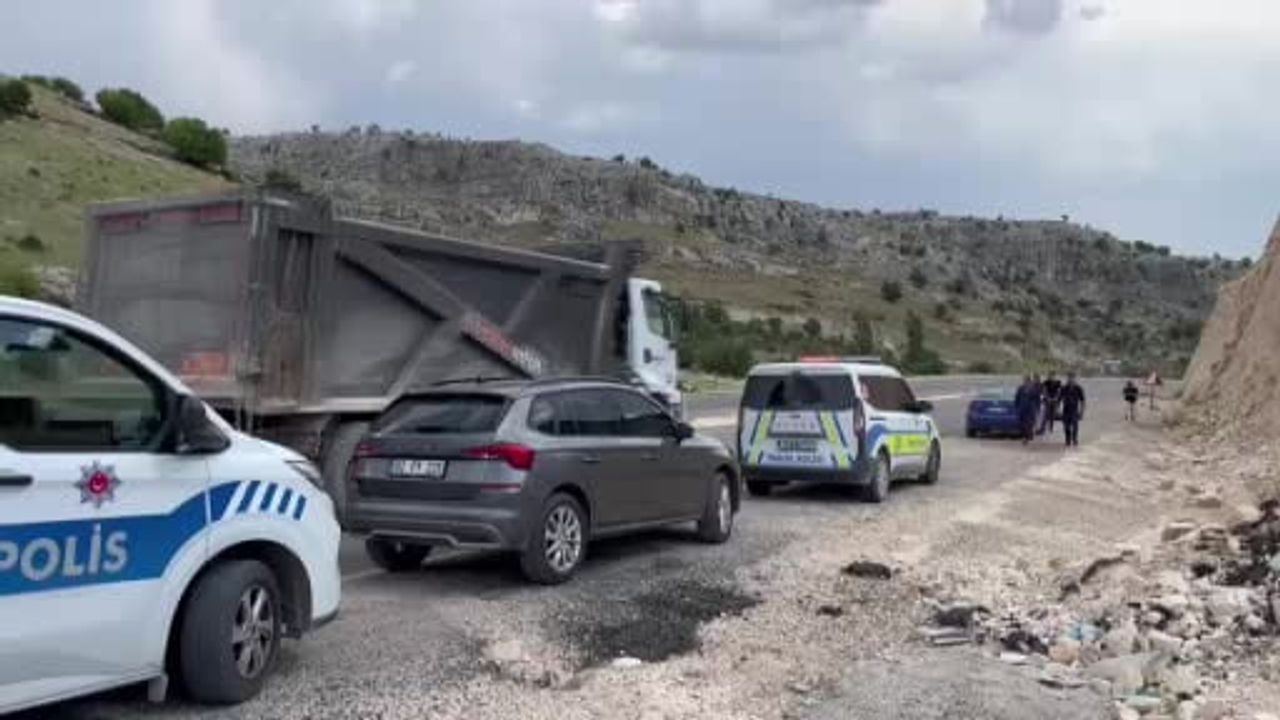 Besni'de iki otomobil çarpıştı: 2 kişi yaralandı