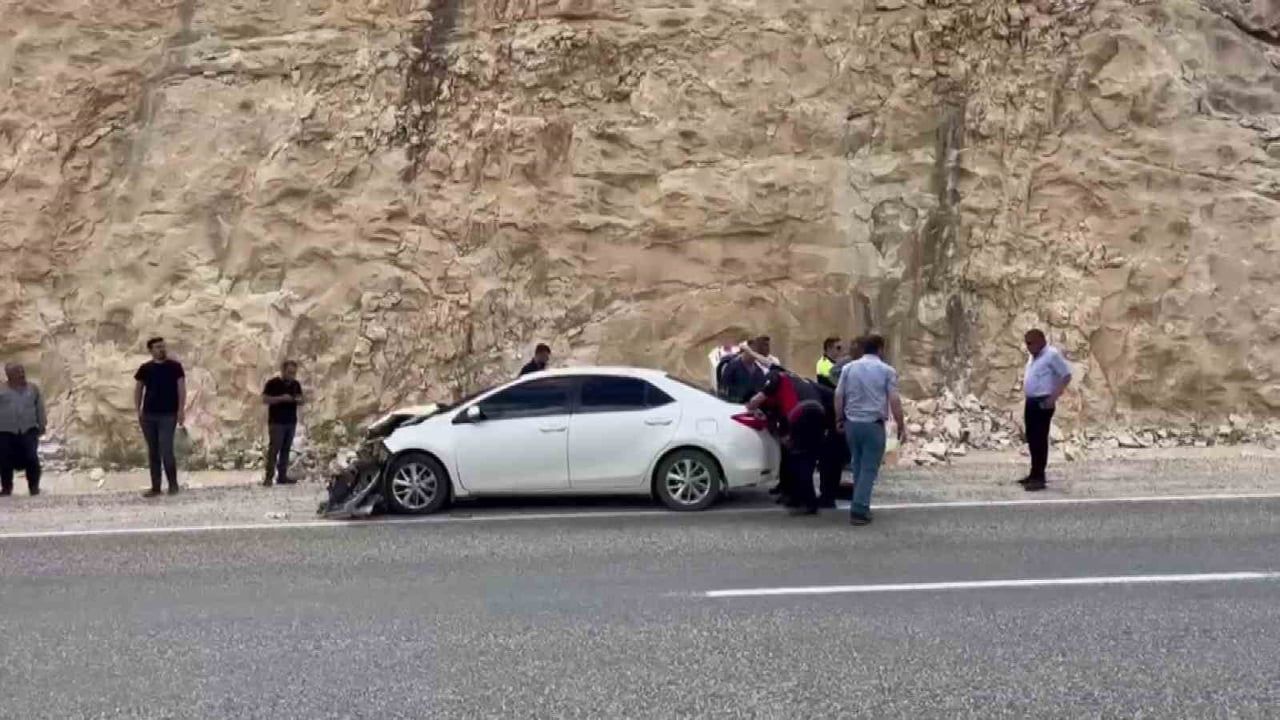 Besni'de İki Otomobil Çarpıştı: 2 Kişi Yaralandı