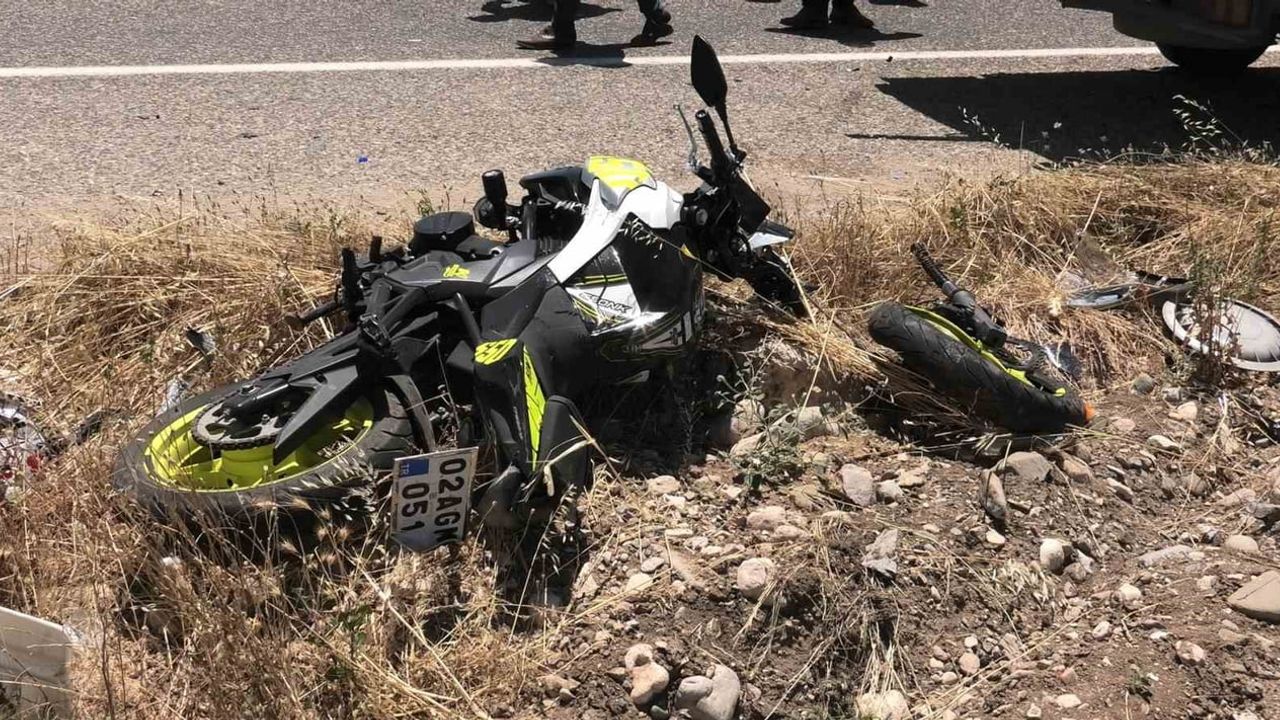 Besni'de kamyonet ile motosiklet çarpıştı: sürücü yaşamını yitirdi