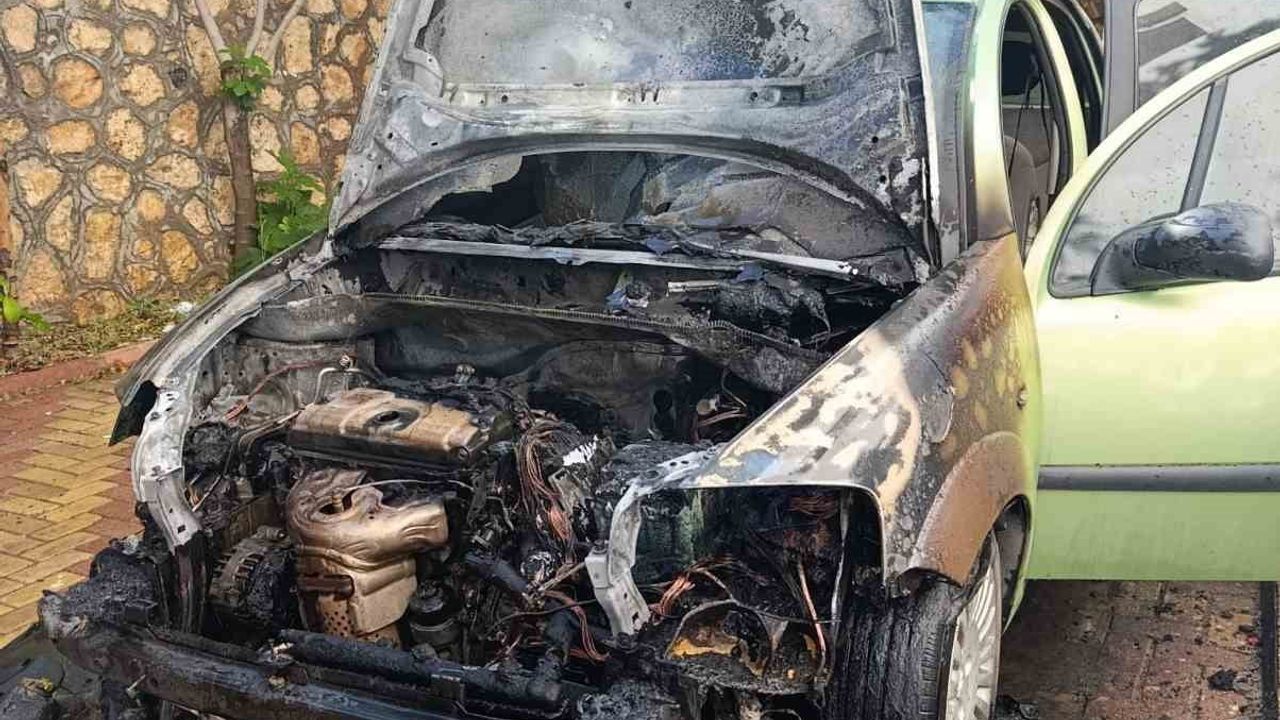 Besni'de park halindeki otomobilin motorunda yangın çıktı