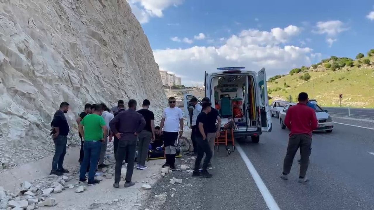 Besni'de Sugözü mevkiinde motosiklet devrildi: Sürücü M.O. yaralandı