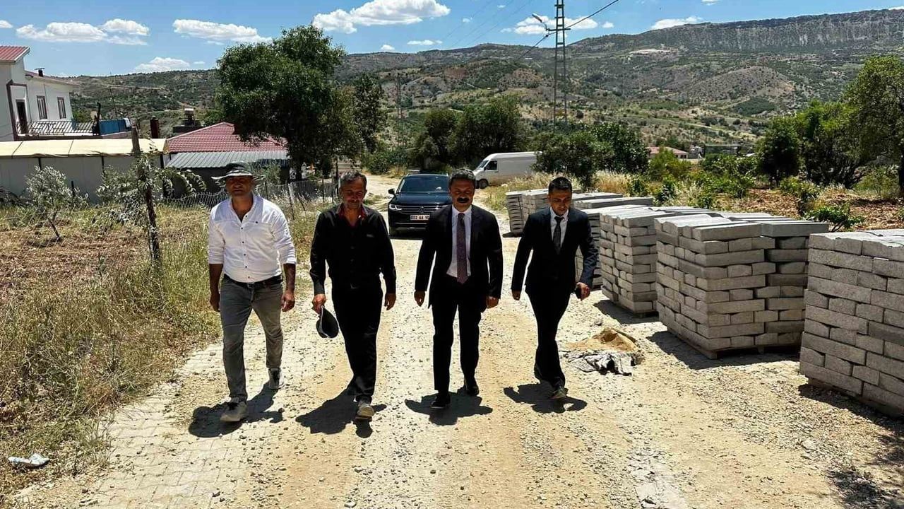 Besni Kaymakamı Ahmet Oğuz Aslan, Burunçayır'daki deprem konutlarını yerinde inceledi