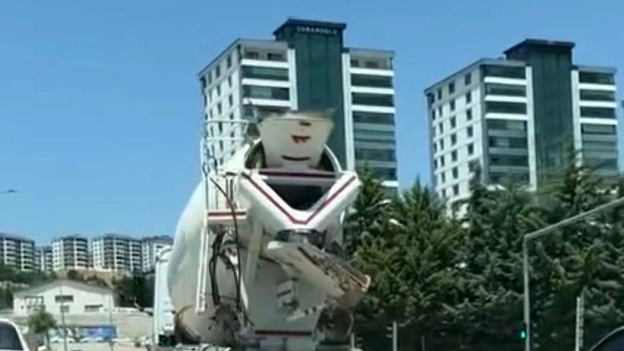 Beton mikserinden taşan harç Elazığ'da yola döküldü