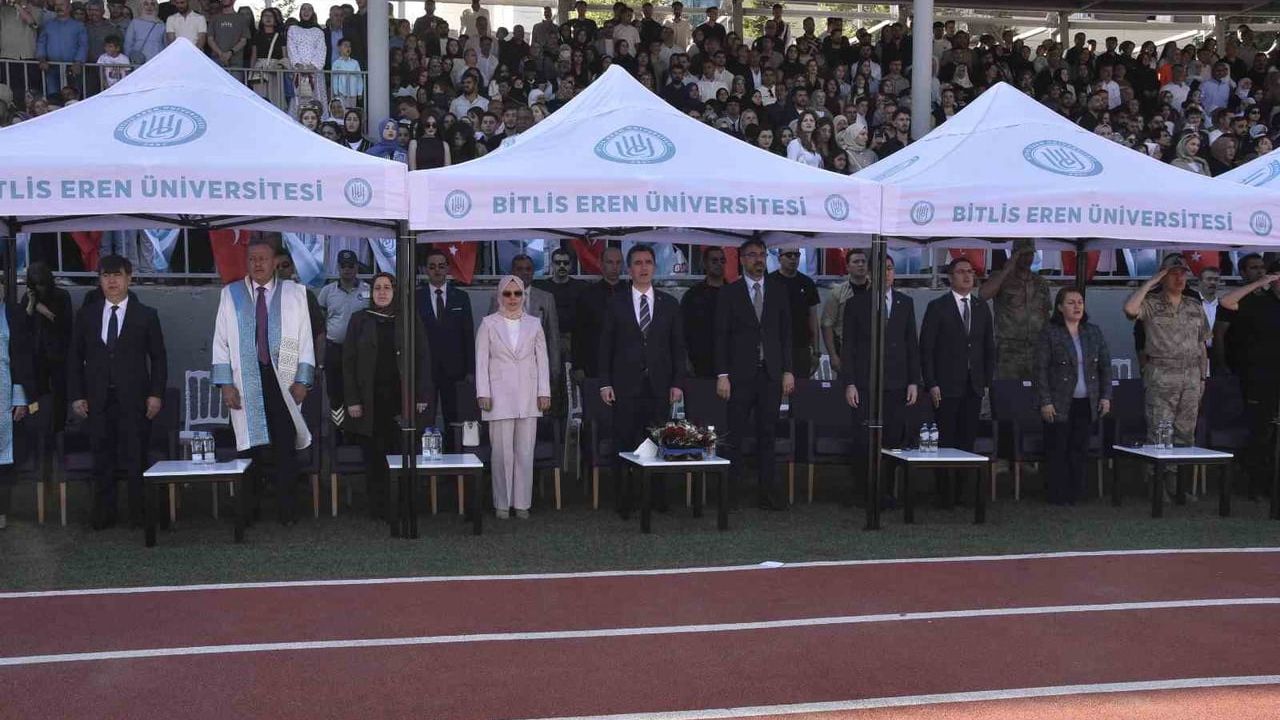 BEÜ'de 2025-2026 mezuniyet töreni: 2 bin 800 öğrenci diploma aldı