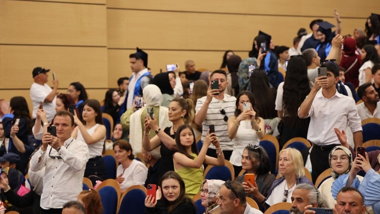 BEUN'da sağlık alanında yeni mezunlar törenle uğurlandı