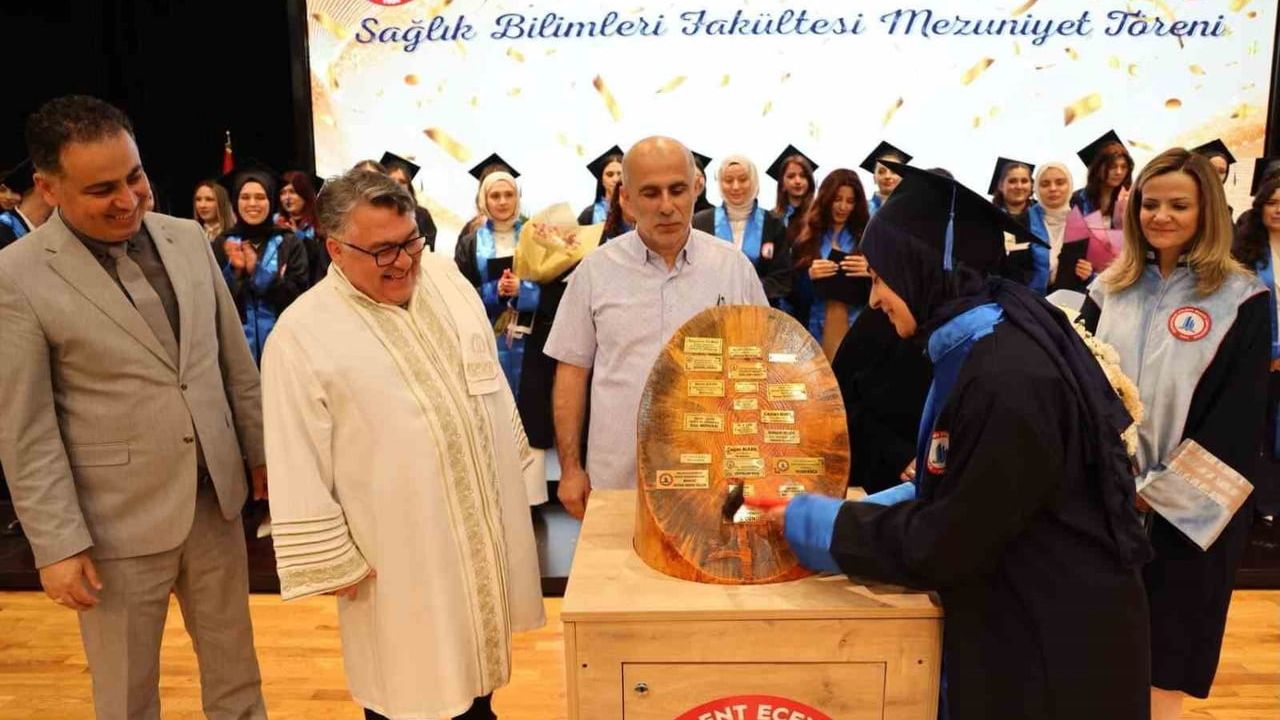 BEUN'da sağlık bilimleri fakültesi mezuniyet töreninde hemşireler, fizyoterapistler ve sosyal hizmet uzmanları diplomalarını aldı