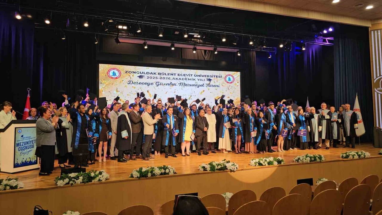 BEUN'de dereceyle mezuniyet töreni: Diplomalar verildi, konservatuvardan mini konser