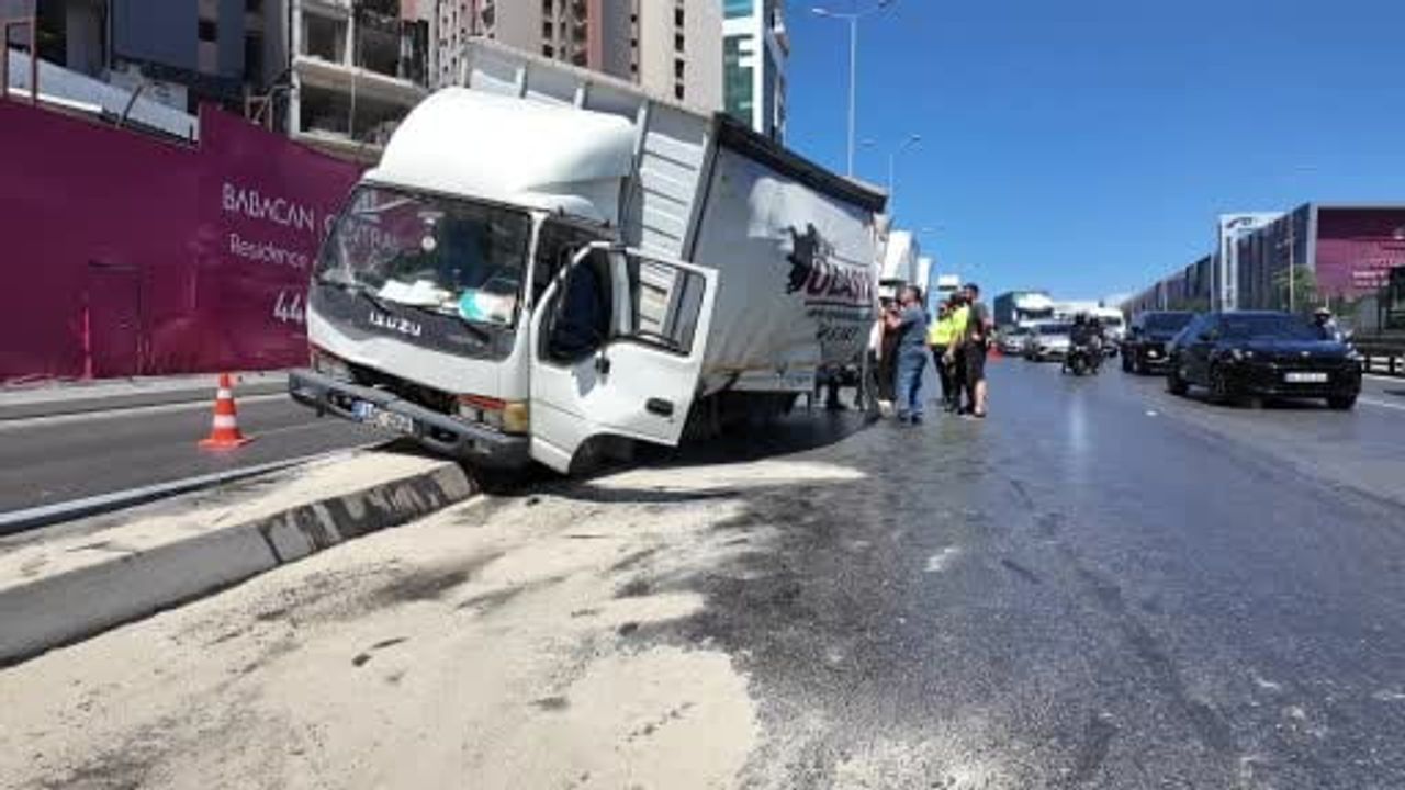 Beylikdüzü E-5'te freni tutmayan kamyonet refüje çıktı