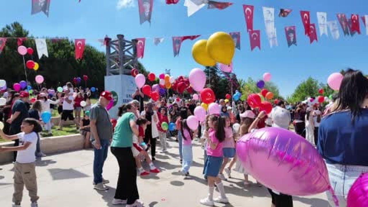 Beylikdüzü’nde kanseri yenen 9 yaşındaki Almira için binlerce balon gökyüzüne bırakıldı
