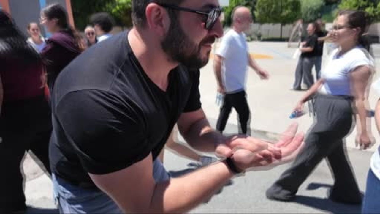 Beylikdüzü'nde veli AYT çıkışı çocuğunu çiçeklerle karşıladı
