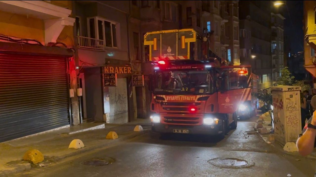 Beyoğlu’nda binada kısmi çökme: sakinler tahliye edildi