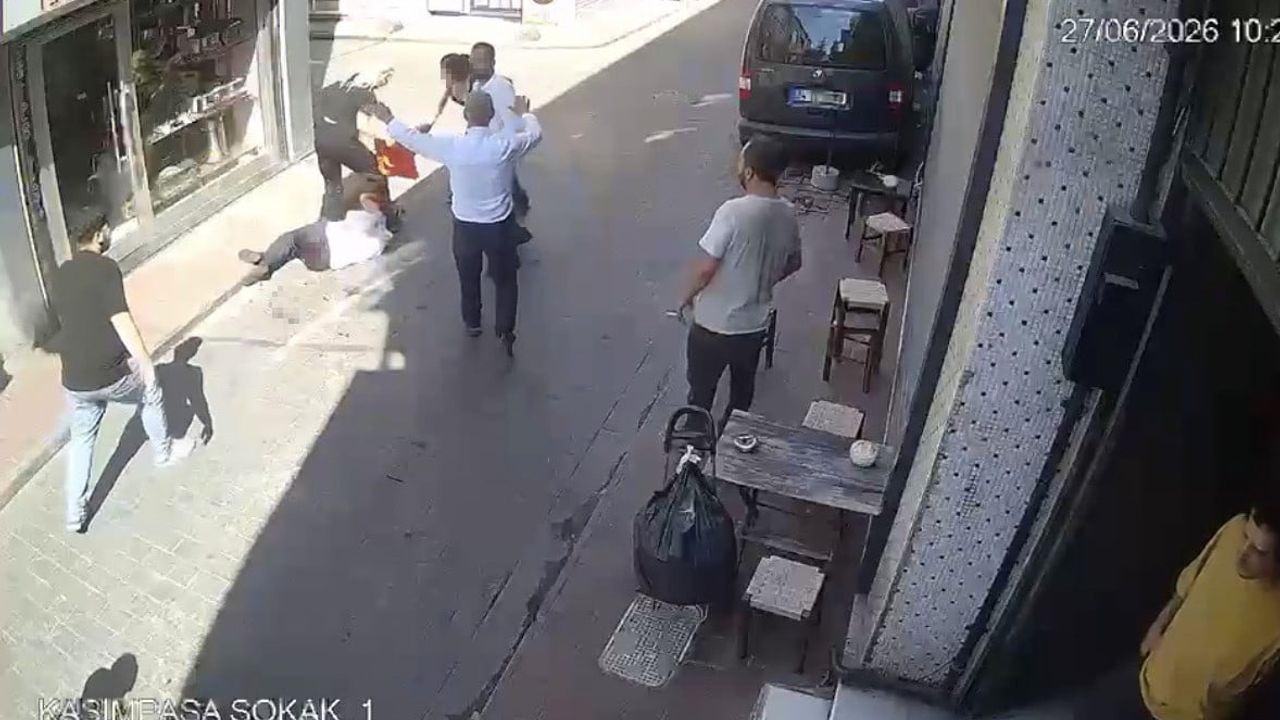 Beyoğlu'nda sarkıntılık iddiası sonrası yaşanan saldırıda bir kişi ağır yaralandı