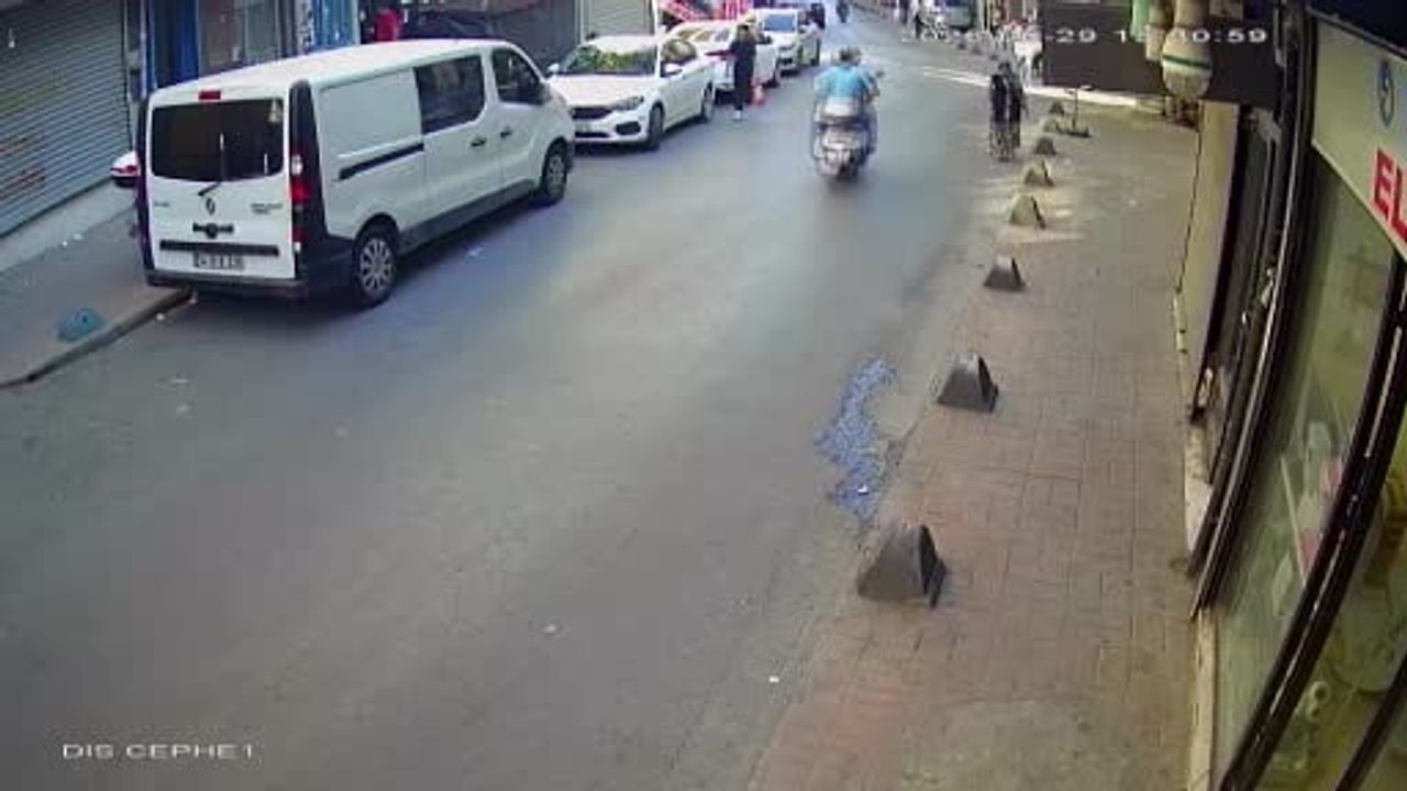 Beyoğlu’nda scooter kullanan 4 yaşındaki çocuğa motosiklet çarptı