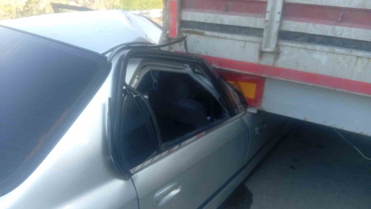 Beypazarı'nda park halindeki tıra çarpan otomobilde 4 kişi yaralandı