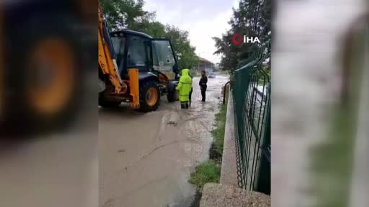Beypazarı'nda sağanak yağış siteyi su bastı