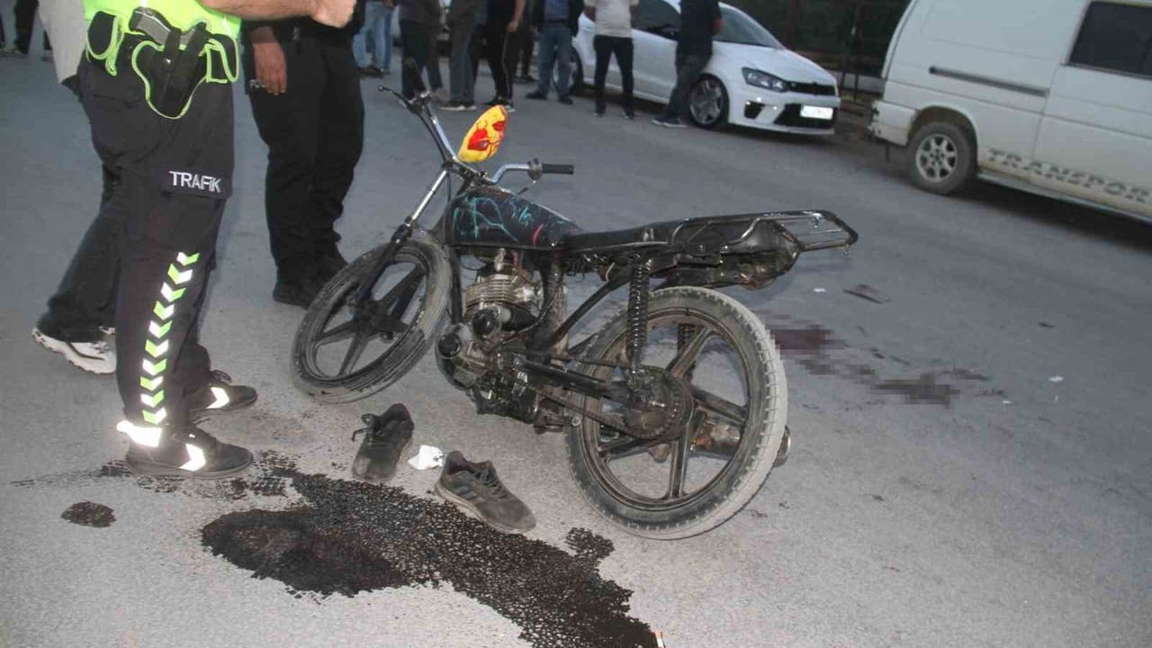 Beyşehir'de polisten kaçan plakasız motosiklet çekiciye çarptı: 16 yaşındaki sürücü yaralandı