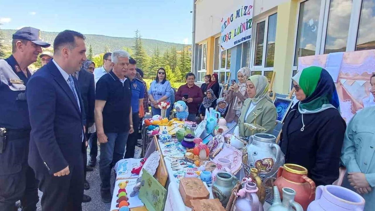 Beyşehir ve Hüyük’te Halk Eğitim kursiyerlerinin yıl sonu sergileri ve bilim festivali