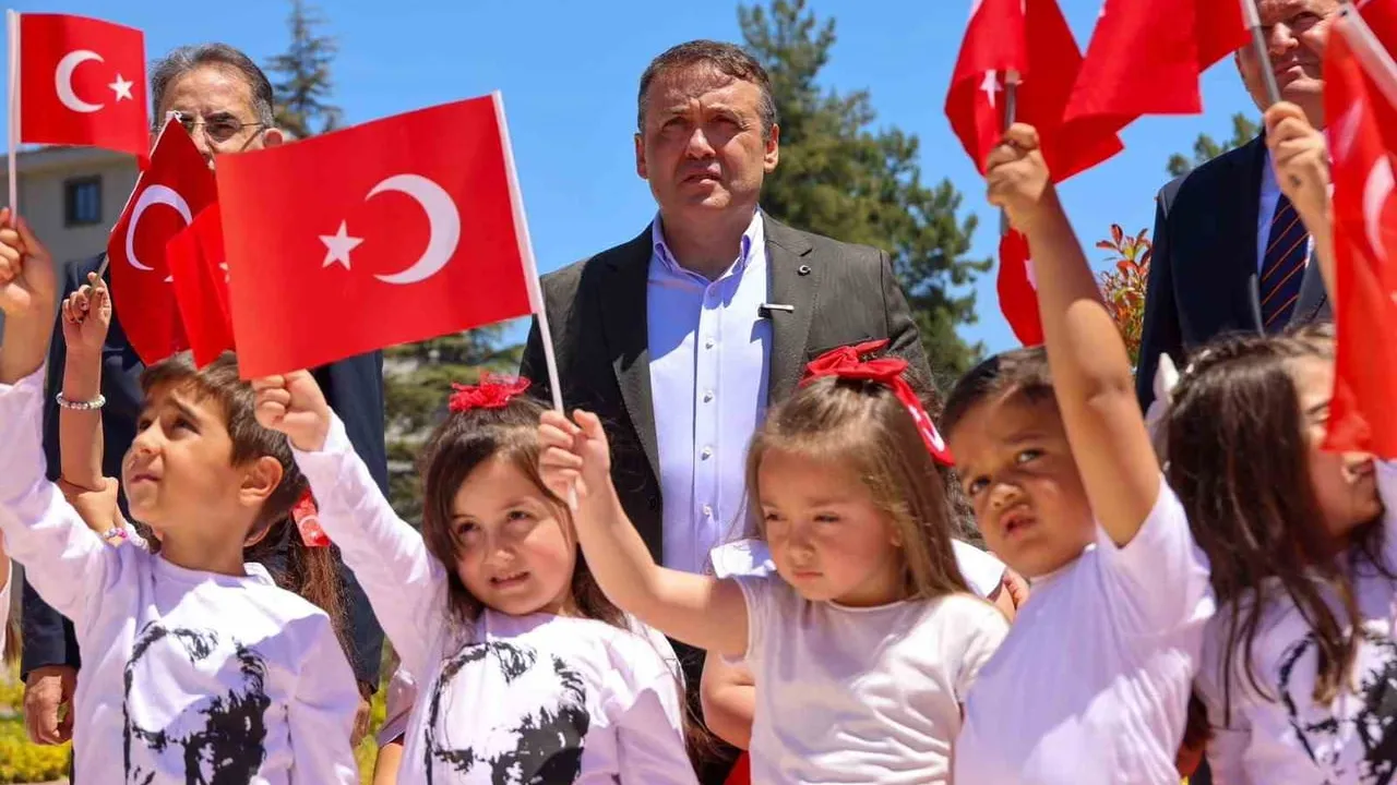 Bilecik'te 1071 öğrencinin el emeğiyle mozaik Türk bayrağı açıldı