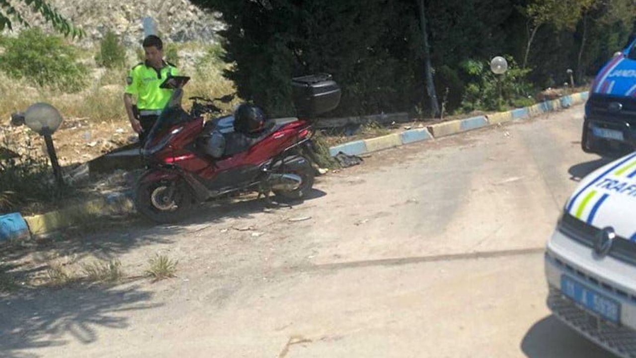 Bilecik’te akaryakıt istasyonundan çıktıktan saniyeler sonra motosiklet devrildi