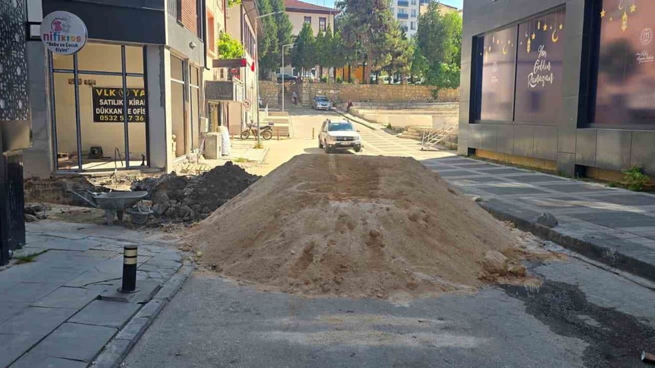 Bilecik'te altyapı çalışması iki sokağı kapattı; esnaf belediyeden çözüm bekliyor