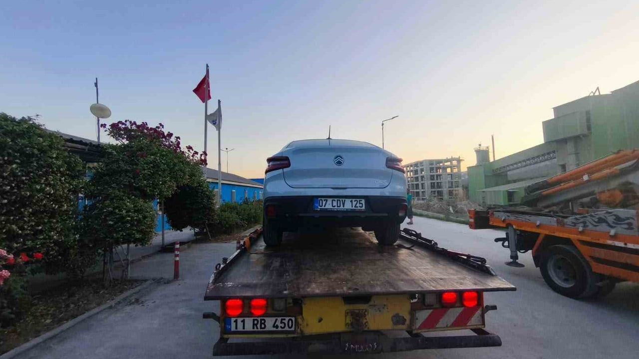 Bilecik'te babasının çalıştığı fabrikaya kiralık araçla zorla girmeye çalışan şahıs hakkında işlem