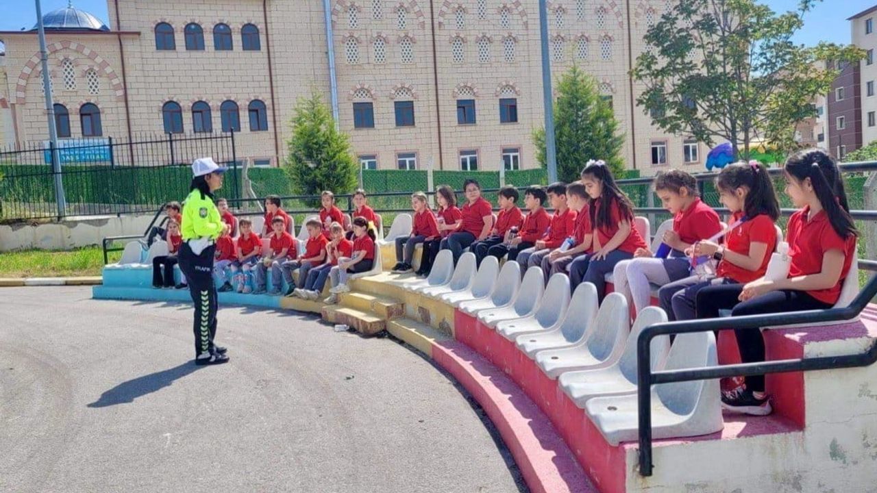 Bilecik’te 'Birlikte Güvenli Gelecek' projesi kapsamında ilkokul öğrencilerine trafik eğitimi