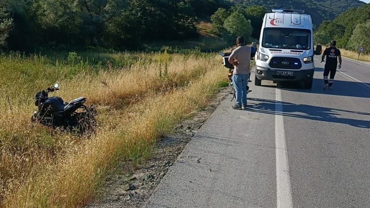 Bilecik'te direksiyon hakimiyetini kaybeden motosiklet tarlaya savruldu: 1 yaralı