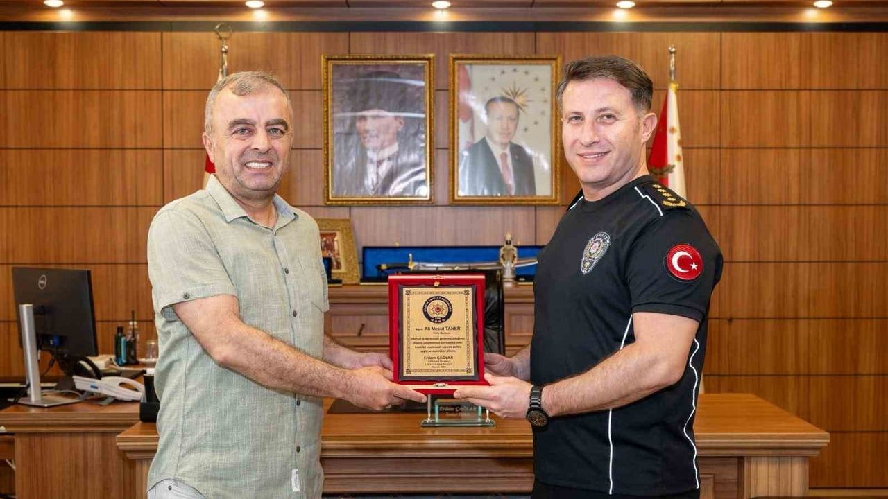 Bilecik'te emekli polis memuru Ali Mesut Taner'e plaket takdimi