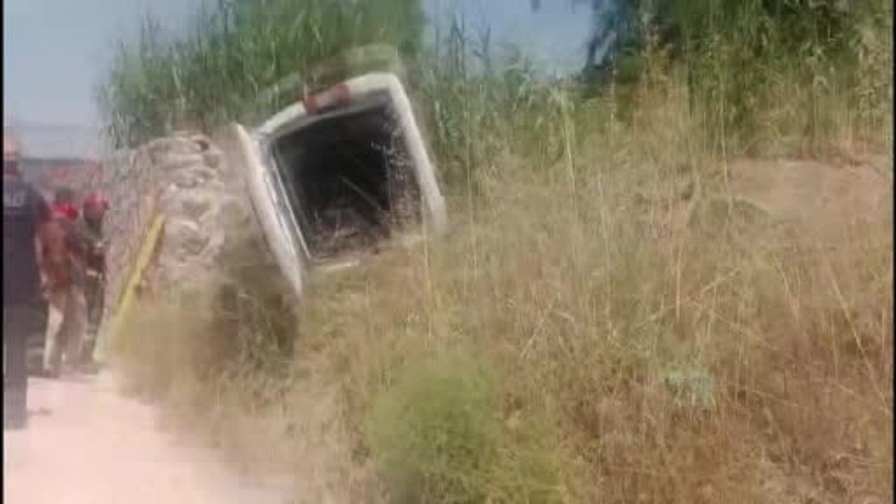 Bilecik'te istinat duvarına çarpan hafif ticari araç yan yattı: 1 yaralı