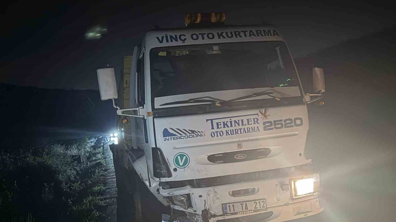 Bilecik’te kavşağa yeniden girmek isteyen otomobil kamyonla çarpıştı: 1 yaralı