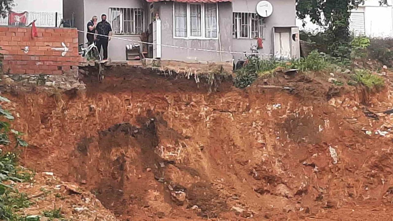 Bilecik’te kazı çalışması sonrası toprak kayması riski nedeniyle tek katlı ev tahliye edildi