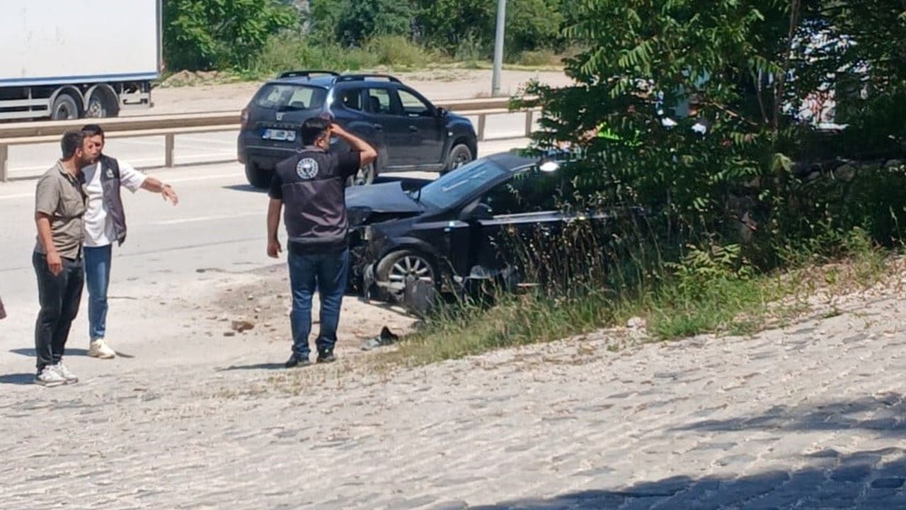 Bilecik'te Kontrolden Çıkan Otomobil Kent Ormanı Girişine Çarptı: 2 Kişi Yaralandı