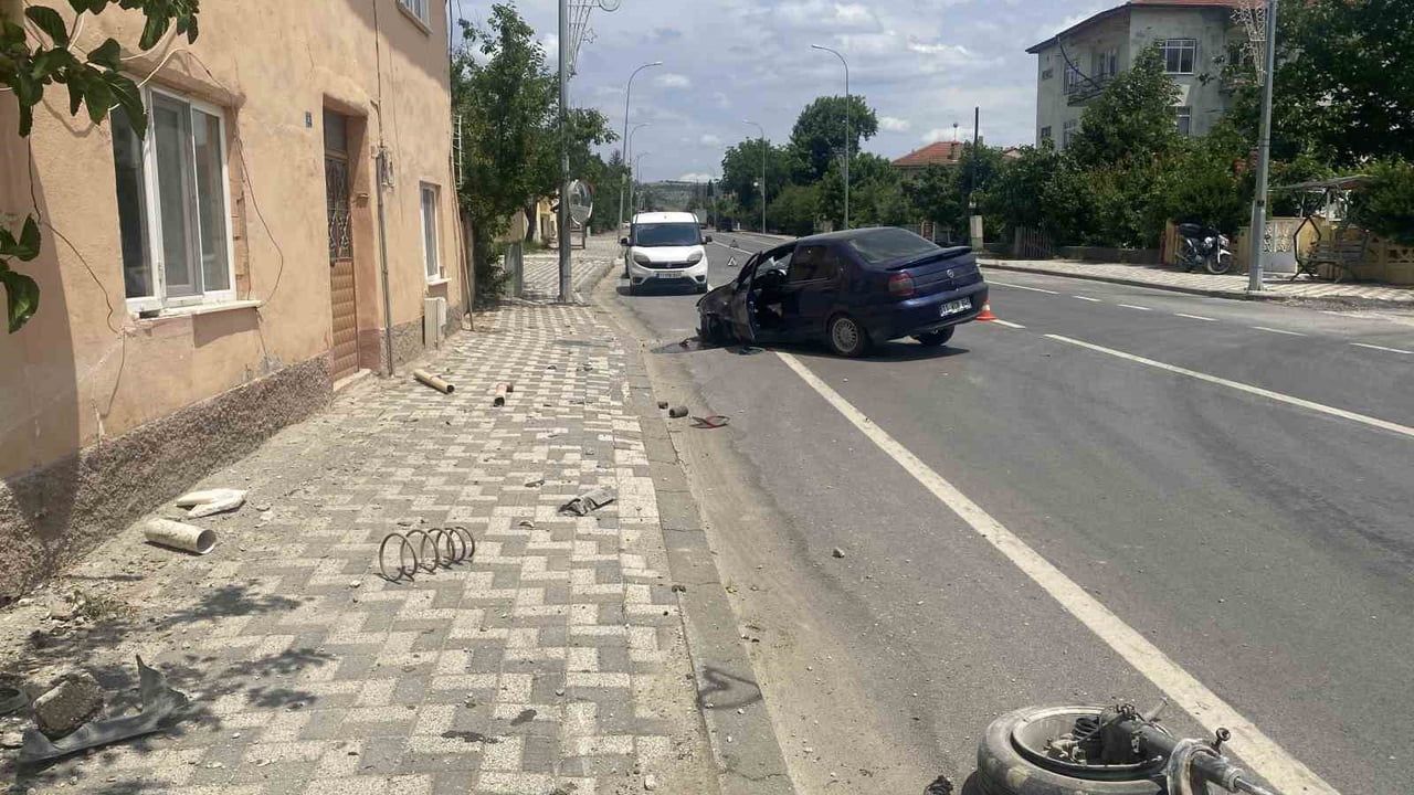Bilecik'te kontrolden çıkan otomobil önce bahçe duvarına sonra eve çarptı