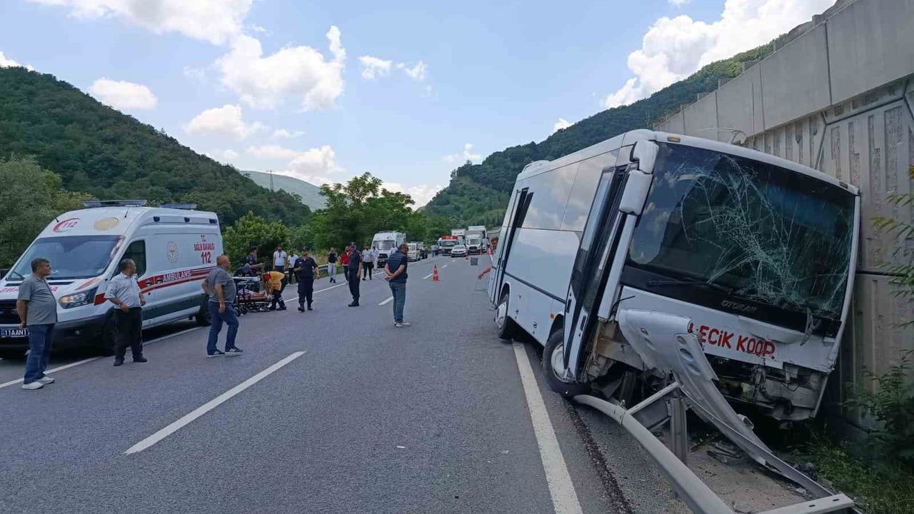 Bilecik'te midibüs tıra arkadan çarptı: 6 kişi yaralandı