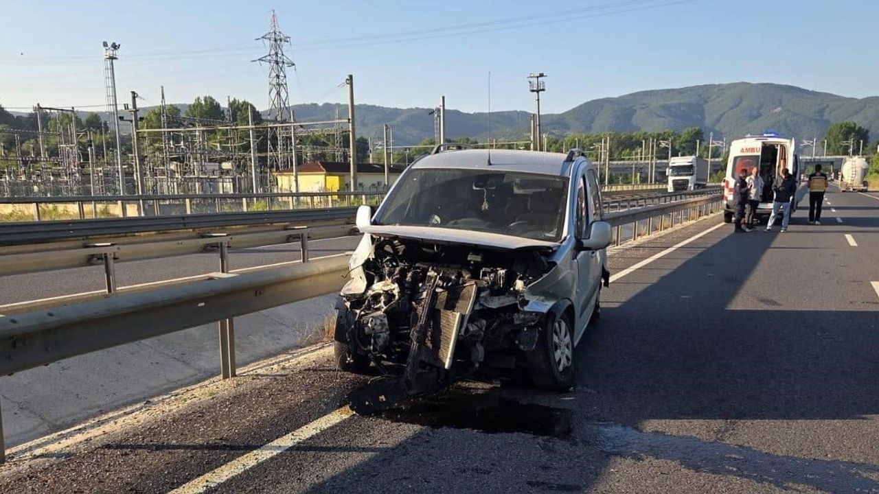 Bilecik'te otomobil hafif ticari araca arkadan çarptı: 1 yaralı