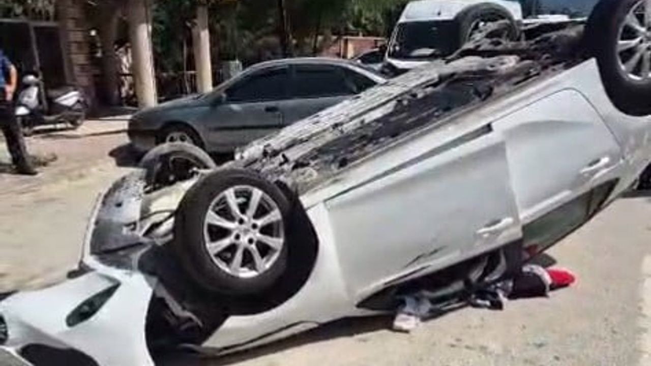 Bilecik'te otomobil refüje çarpıp devrildi