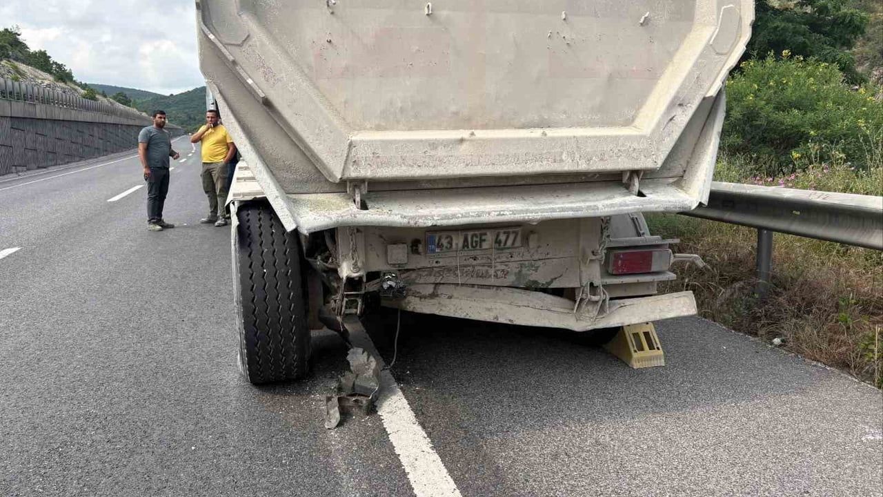 Bilecik'te otomobil tıra arkadan çarptı: 2 yaralı