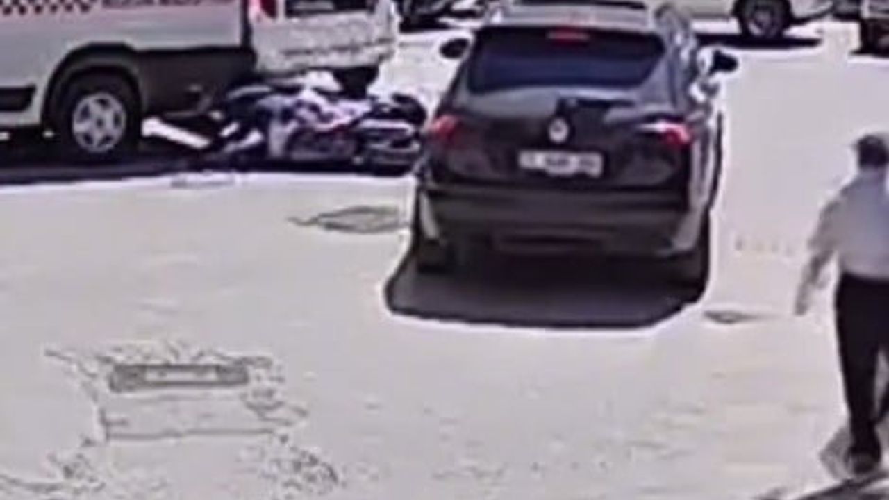 Bilecik'te otomobille çarpışan motosiklet minibüse arkadan çarptı; sürücü yaralandı