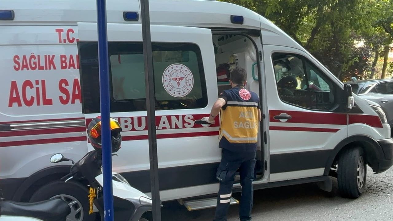 Bilecik'te otomobille motosiklet çarpıştı: Yaralıya esnaf sandalyeyle destek verdi