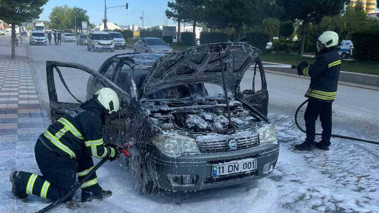 Bilecik'te park halindeki araç alev aldı