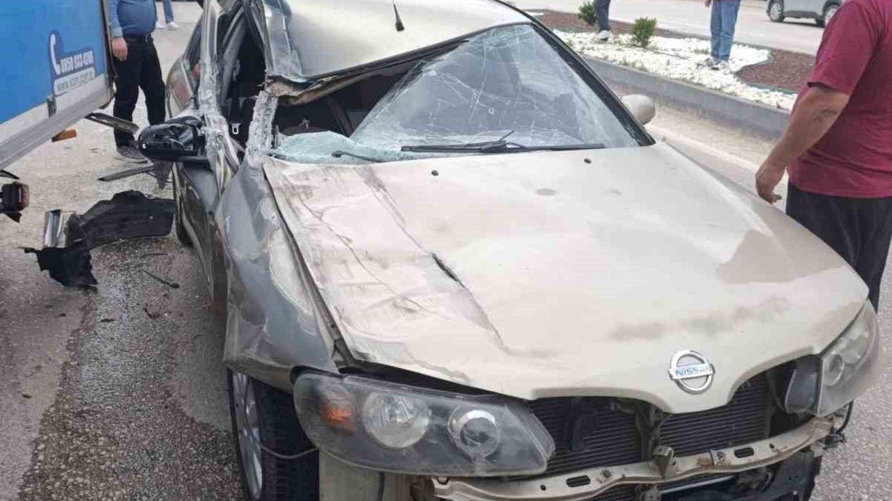 Bilecik'te park halindeki kamyonete çarpan otomobilde 2 çocuk yaralandı