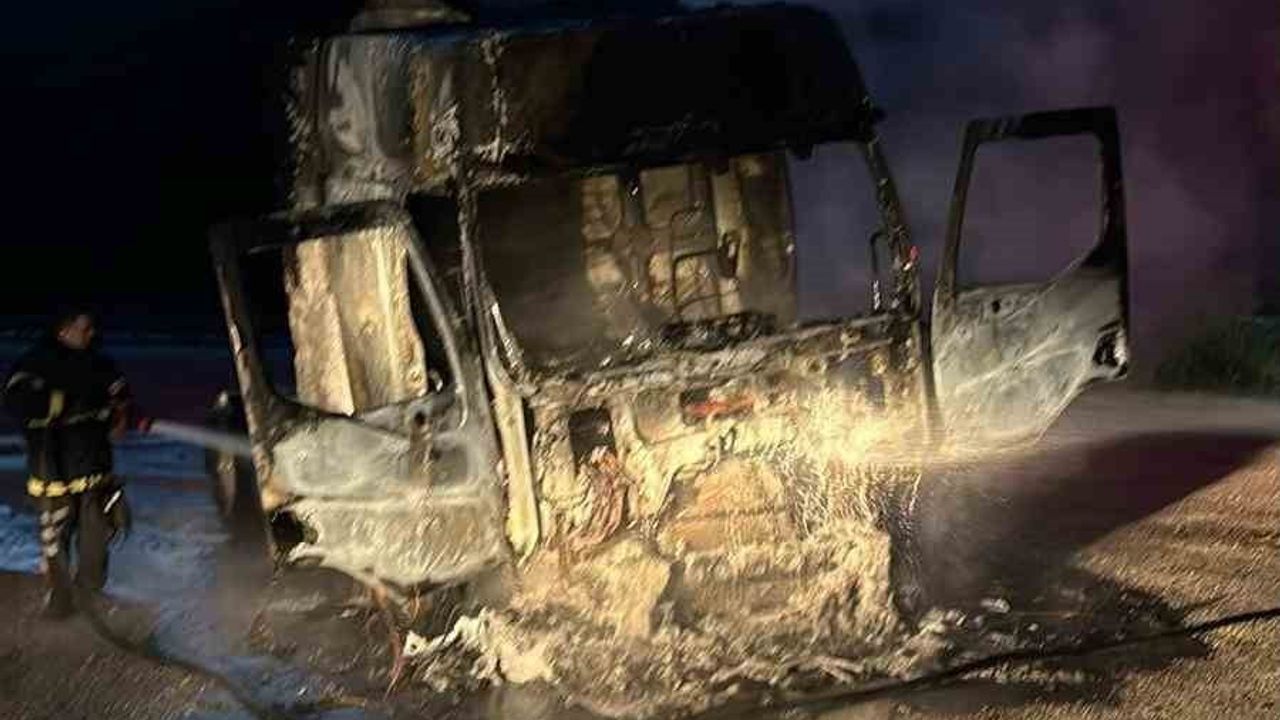 Bilecik'te seyir halindeki tırın motorunda çıkan yangın, araç kullanılmaz hale geldi