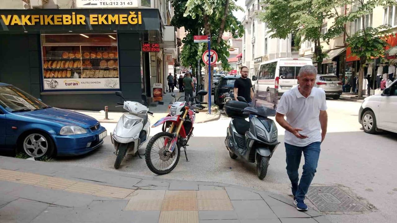 Bilecik'te Tevfikbey Caddesi'nde Görme Engelli Yolu ve Yaya Geçidi Üzerine Parklar Vatandaşları Zorluyor