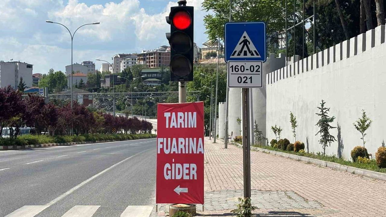 Bilecik’te trafik ışıklarına asılan Tarih Fuarı reklamları tepki çekti