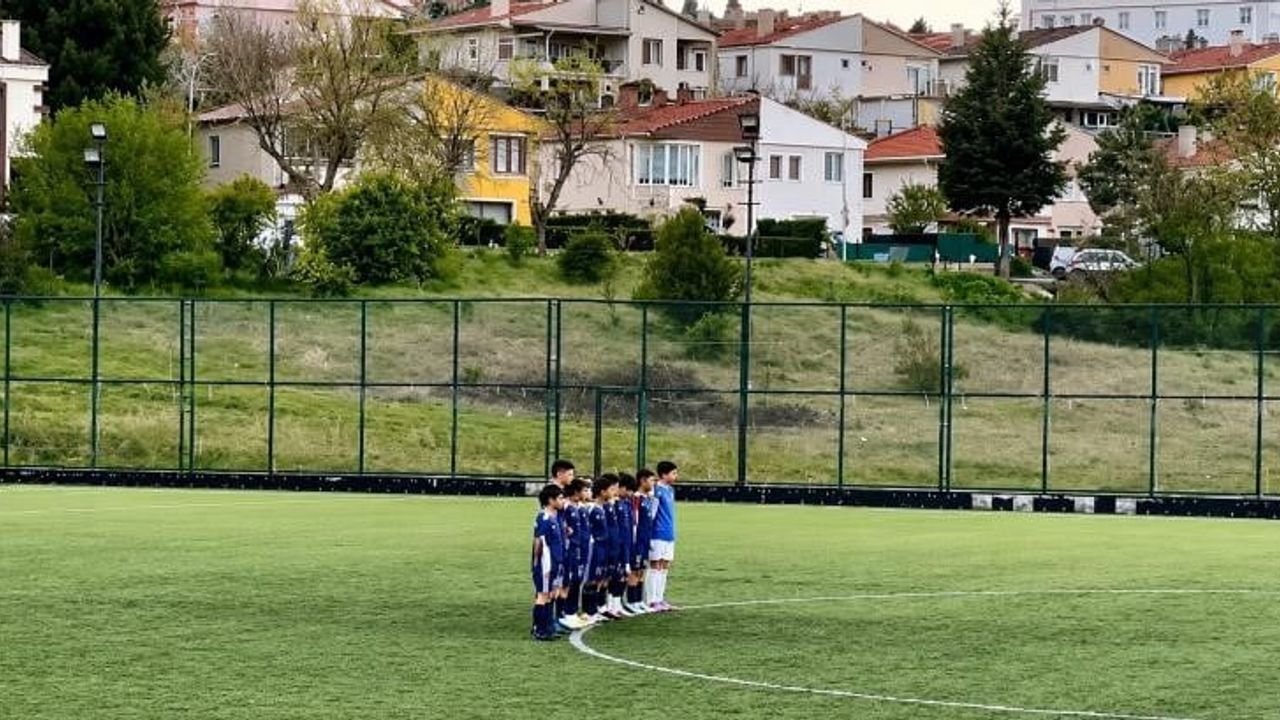 Bilecik U13 Ligi: Bozüyükspor U13 oyuncuları hakem iddiasıyla 1 dakika topa dokunmayarak protesto etti