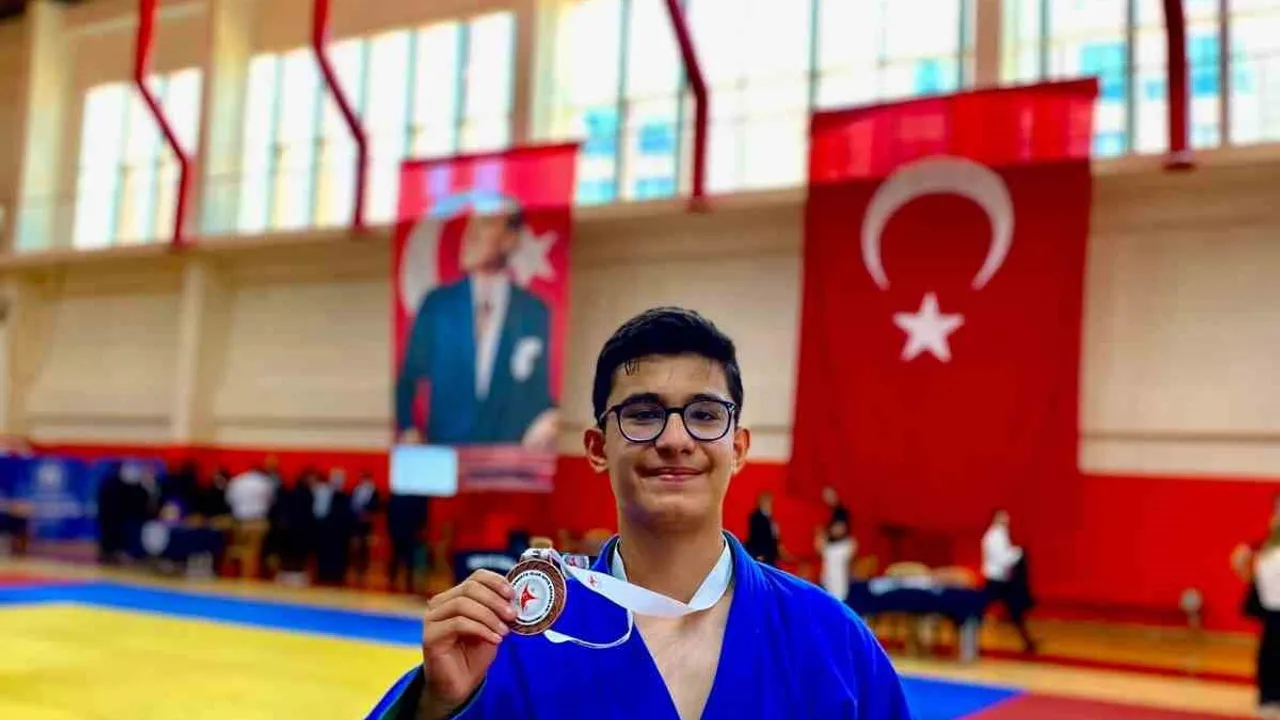 Bilecikli sporcu Ahmet Altınay Türkiye üçüncüsü oldu
