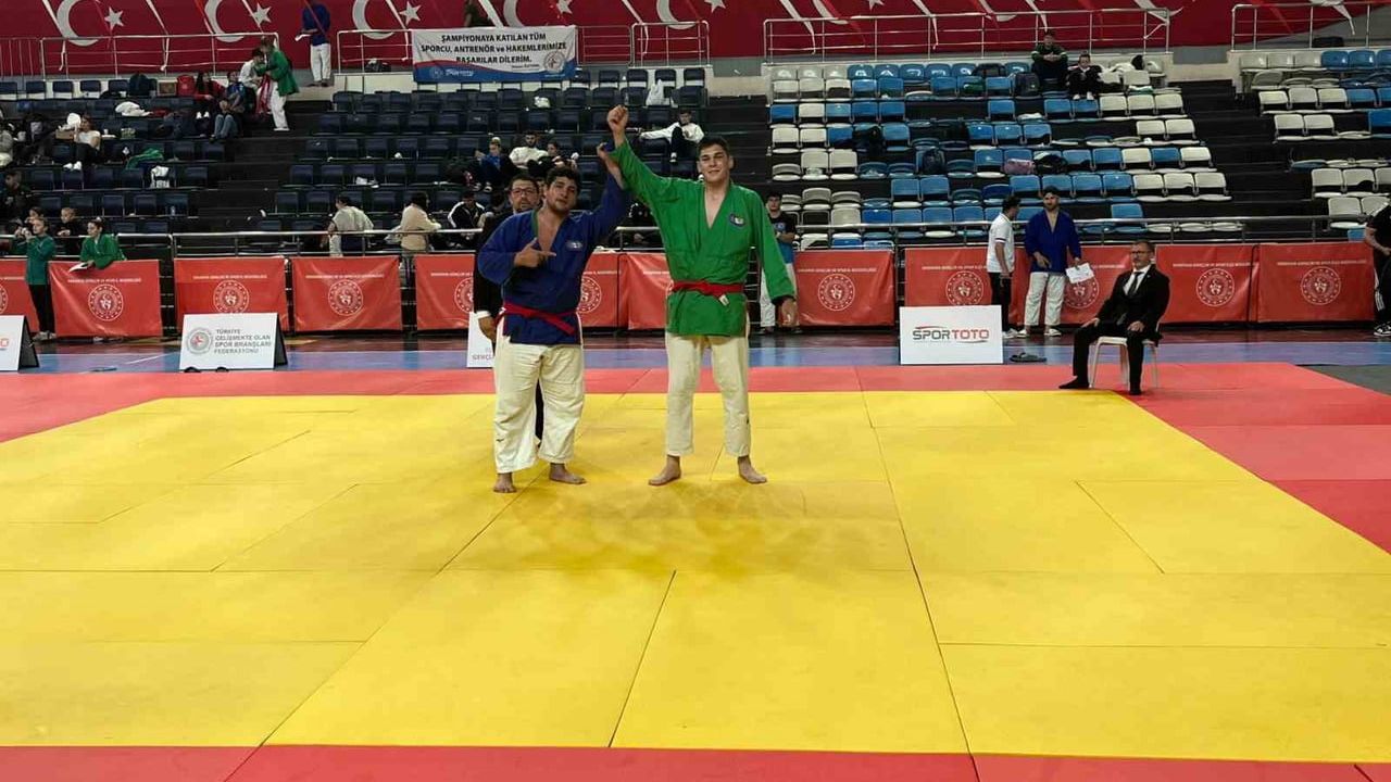 Bilecikli sporcular Sakarya’daki Büyükler Türkiye Kuraş Şampiyonası’nda 5 madalya kazandı